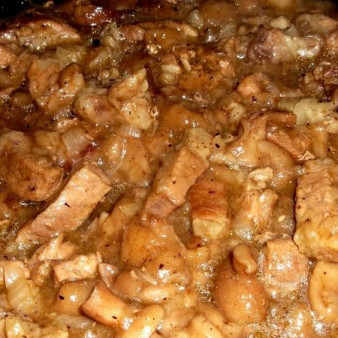 Мясо, тушенное с грибами в сметане