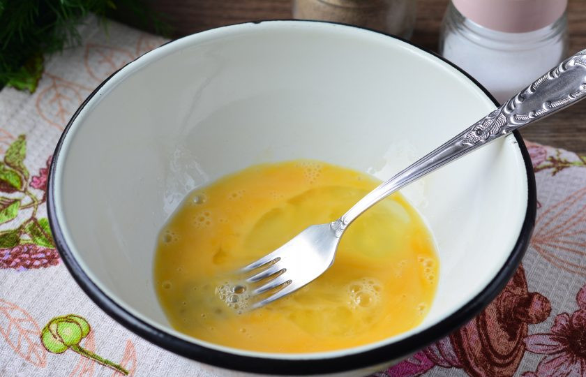 1. Этап. Салат из омлета и колбасы: Взбейте вилочкой куриные яйца. Посолите по вкусу.