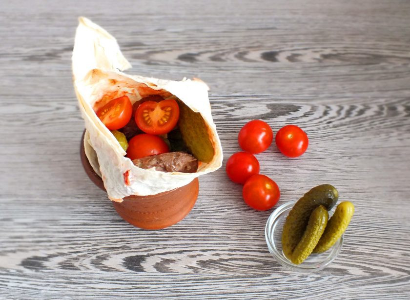 1. Этап. Бургер в лаваше: Далее выложите 2-3 котлетки, корнишоны и помидорки черри.