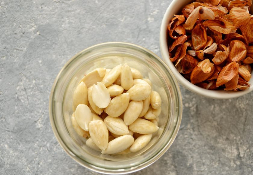 1. Этап. Веганский йогурт: Очистите его от кожуры.