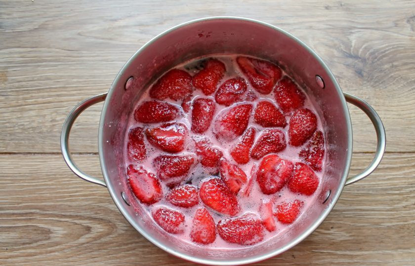 1. Этап. Варенье из клубники с мандаринами: Поставьте варенье на средний огонь и доведите до кипения.