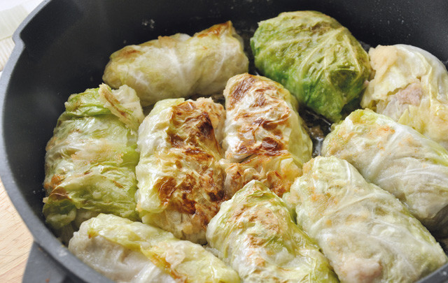 1. Этап. Голубцы из молодой капусты: 7. Обжариваем со всех сторон до румяного цвета, после чего выкладываем в сотейник.