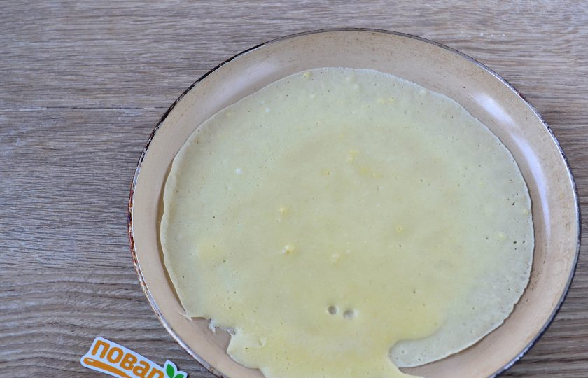 1. Этап. Блинный пирог с курицей и грибами: Хорошенько разогрейте сковороду и вылейте в неё небольшое количество теста. Я использую специальный черпачок от мультиварки — это идеальное количество теста для моей сковороды. Жарьте блины по минуте с каждой стороны.