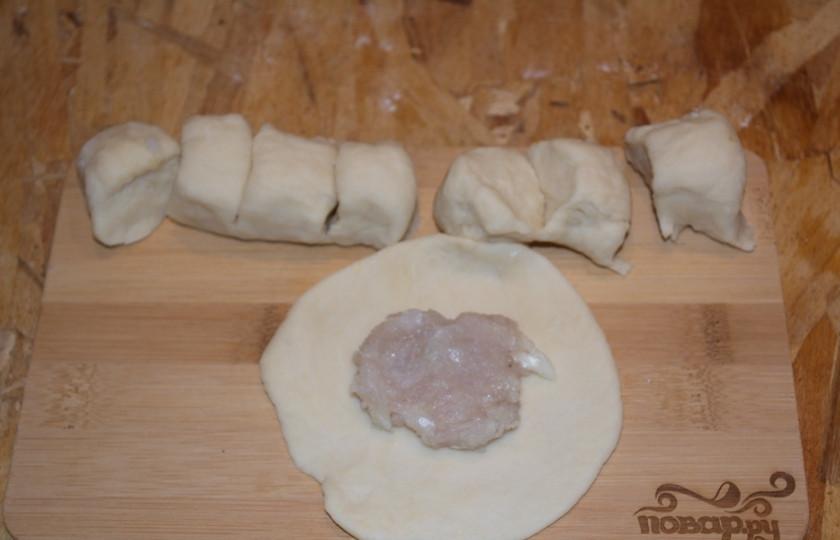 1. Этап. Шуруборки: Приготовьте фарш. Сначала в блендере измельчите лук в 