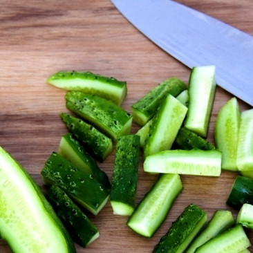 1. Этап. Салат из огурцов: Огурцы моем и разрезаем: сначала вдоль пополам, затем каждую половинку на 3-4 части, и, наконец, каждую часть еще пополам. Складываем нарезанные огурцы в миску.