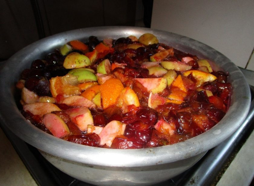 1. Этап. Варенье из сливы, яблока и апельсина: 3. Отправьте таз на огонь и доведите смесь до кипения, варите около 60 минут, время от времени помешивайте.