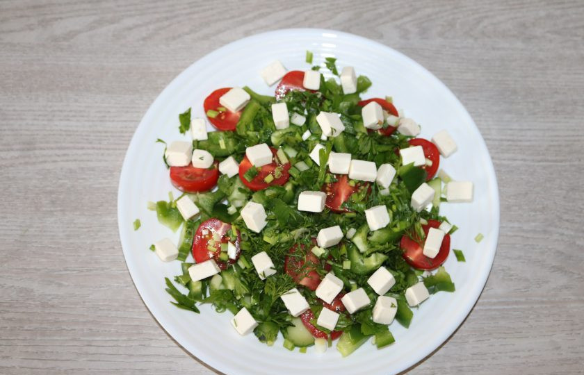 1. Этап. Салат с зелёным болгарским перцем: Далее выложите нарезанный сыр.