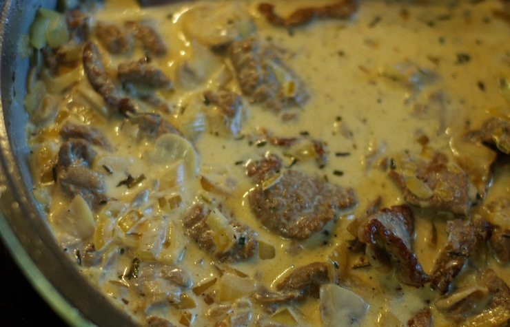 1. Этап. Говядина с грибами в соусе: Затем добавляем сливки или сметану, добавляем немного сока лимона и в сковородку возвращаем мясо и лук. Все хорошенько перемешиваем. Солим, перчим по вкусу. Все немного потушим, но важно, чтоб содержимое сковородки не закипело.