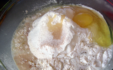 1. Этап. Пирожки с грибами в духовке: Теперь займемся тестом, смешиваем в миске муку, яйцо, дрожжи, воду, сахар, соль и растительное масло.