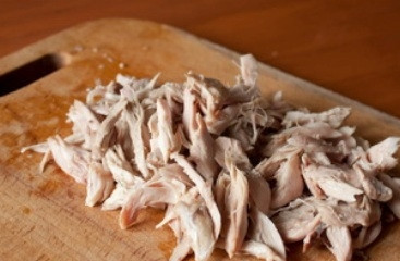 1. Этап. Суп с мясом и картошкой: В кастрюлю влейте бульон, добавьте картофель и посолите. Доведите до кипения и оставьте вариться на 20 минут. В это же время, отделите мясо от костей (если нужно) и порежьте на кусочки.