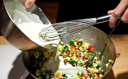 1. Этап. Салат из сладкой кукурузы: 9. Добавить заправку, сбрызнуть винным уксусом и тщательно перемешать. Посолить и поперчить по вкусу.