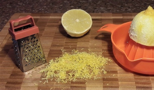 1. Этап. Французский яблочный пирог исчезающий: С лимона снять цедру, из половинки лимона выжить сок