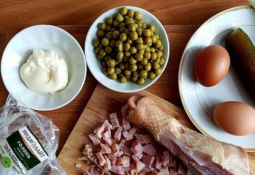 1. Этап. Оливье по-новому: В рецепте использую подкопчённую голень индейки ТМ Индилайт. Готовим остальные ингредиенты. Яйца нужно сварить вкрутую. Зеленый горошек откинуть на дуршлаг, чтобы стекла жидкость. Огурцы в Оливье мы брали исключительно солёные бочковые. Может конечно потому, что многие солили огурцы в бочках. Да у них и вкус особенный, очень люблю! Вместо Докторской колбасы, что брали в Оливье, я буду использовать мясо подкопчённой голени индейки. Вот спорный вопрос до сей поры: