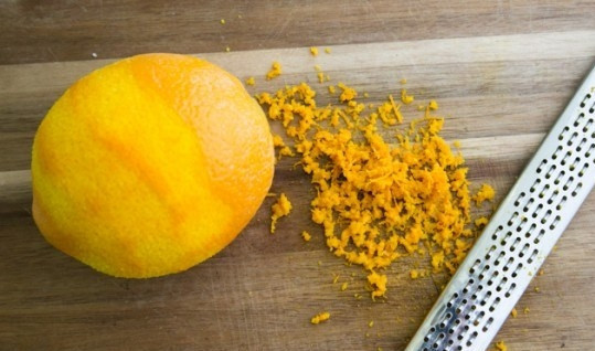 1. Этап. Говядина по-китайски: Снять цедру с апельсина.