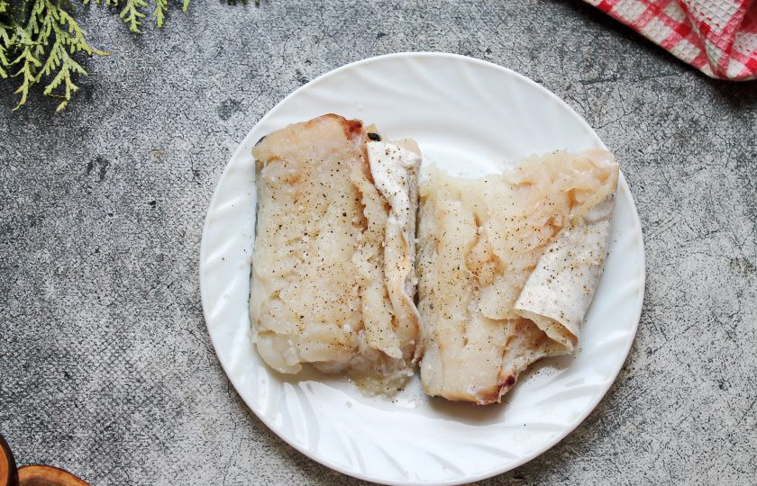 1. Этап. Треска по-поморски: Рыбу почистите от чешуи, внутренностей и черной пленки. Сделайте филе, сполосните и обсушите бумажным полотенцем. Рыбное филе посолите, поперчите.