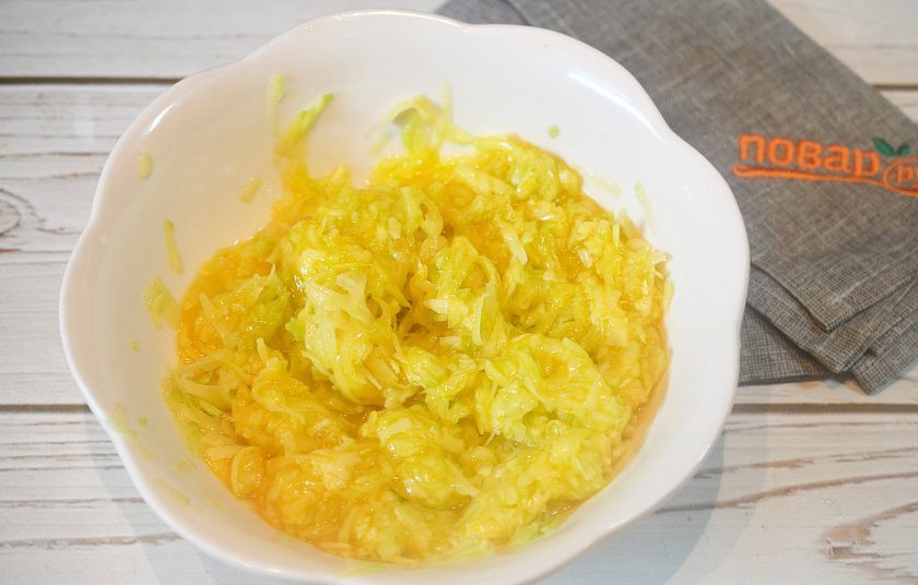 1. Этап. Оладьи из кабачков и картофеля: 4. Посолите, поперчите. Перемешайте.