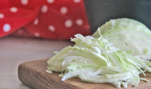 1. Этап. Киш «Осень»: Капусту нарезать тонкой соломкой.