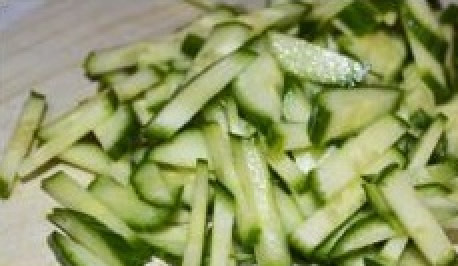 1. Этап. Салат Дунайский: Огурцы нарезаем соломкой.