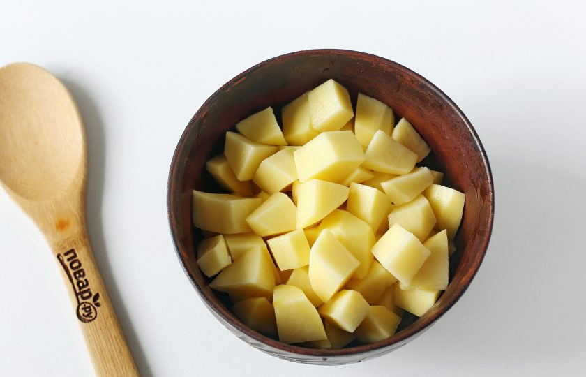 1. Этап. Гороховый суп с карри: Картофель очистите и нарежьте кубиками.