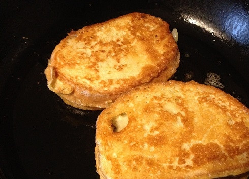 1. Этап. Горячий сэндвич с лососем: Низ сэндвича красиво подрумянился, переворачиваем и поджариваем вторую сторону.