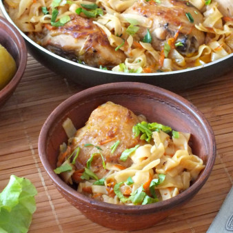 Лапша с курицей на сковороде