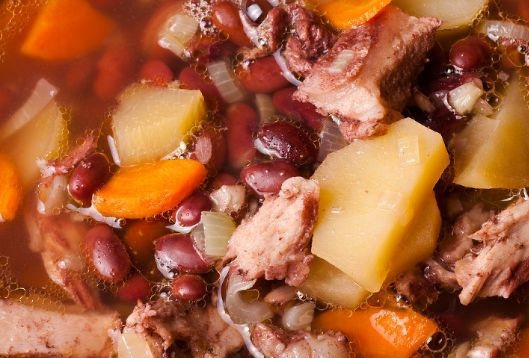 1. Этап. Суп из красной фасоли со свининой: 3. Спустя час отправляем нашу подготовленную заранее фасоль в бульон, варим её до тех пор, пока она не начнет трескаться (на это уйдет минимум 40 минут). Затем отправляем нашу поджарку и нарезанный кубиками картофель в кастрюлю. Варим до готовности картофеля.