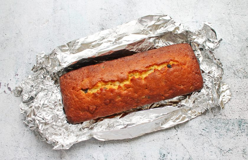 1. Этап. Марципановый кекс: Достаньте кекс из формы, остудите на решетке, а затем заверните в фольгу для выпечки и оставьте в прохладном месте на сутки. Украсьте белым шоколадом и подавайте к столу.