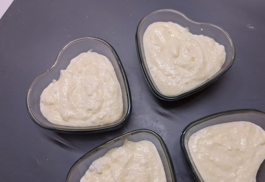 1. Этап. Суфле с творожным сыром: Выложить в формочки.