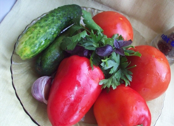 1. Этап. Томатный суп для похудения: Подготовить овощи.