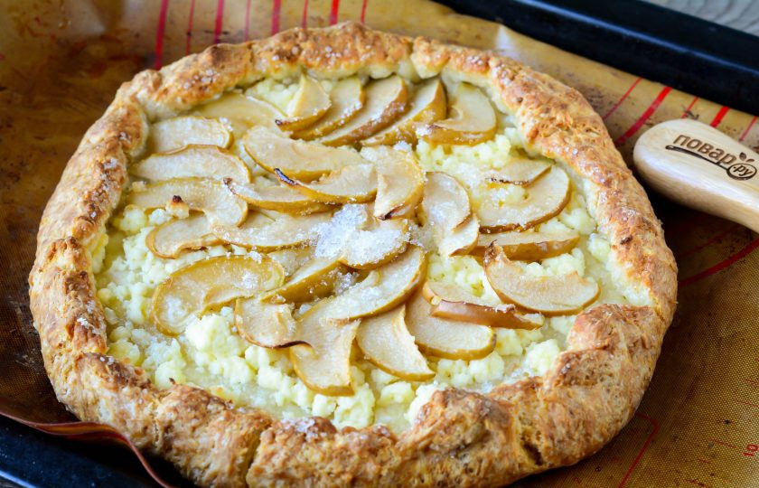 1. Этап. Галета с яблоками и творогом: Выпекайте галету при температуре 180-190 градусов около 30 минут, чтобы она подрумянилась.