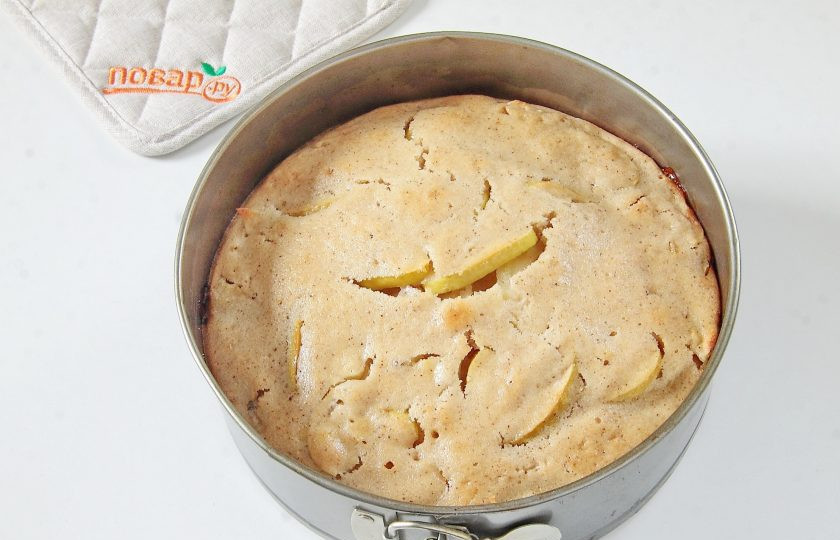 1. Этап. Диетический пирог с яблоками: 7. Выпекайте при 180 градусах до готовности.