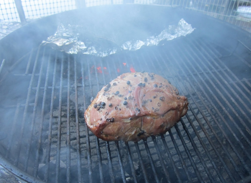 1. Этап. Копченая баранина: Затем дайте мясу остыть в течение часа. После этого баранину можно порезать и подавать на стол.