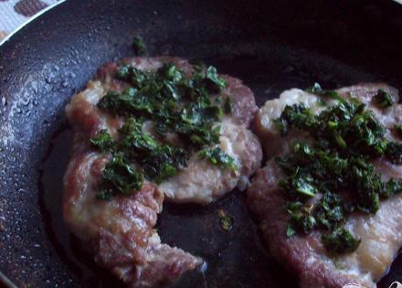 1. Этап. Свинина под сыром и шпинатом: 4. Сверху на кусочки свинины выложим обжаренный шпинат.