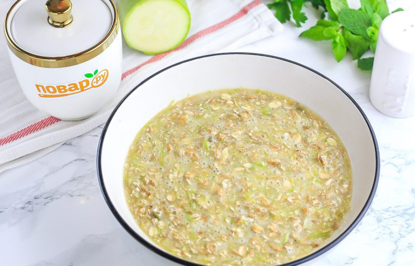 1. Этап. Печенье из кабачков с овсяными хлопьями: Всыпьте пшеничную муку и замесите не плотное, но густое тесто. Оно должно получиться вязким.