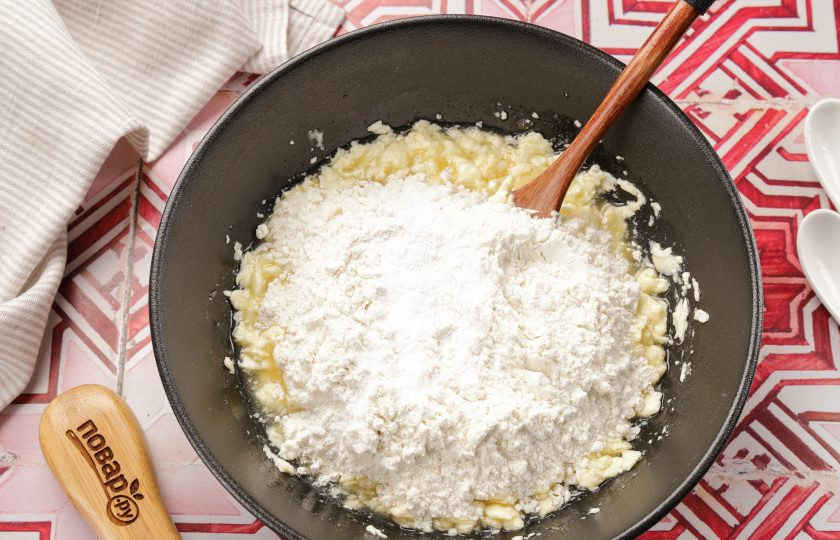 1. Этап. Печенье Детство: Затем добавьте разрыхлитель и просеянную муку.