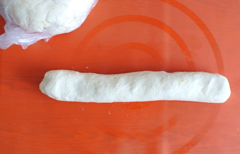 1. Этап. Голландское печенье: По истечении времени достаньте тесто из холодильника. Поделите его на две части. Из одной части скатайте валик. Вторую часть уберите в холодильник.