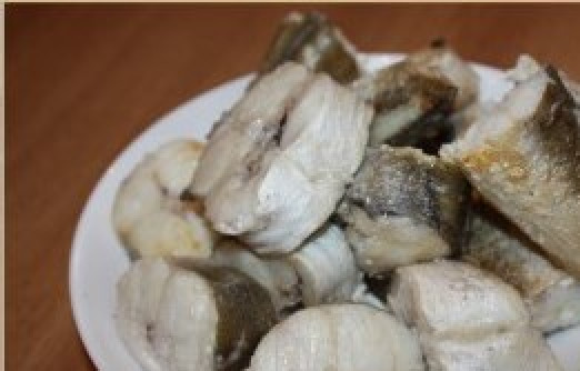 1. Этап. Рыба в томате в мультиварке: Обжаренную рыбку перекладываем на тарелочку.