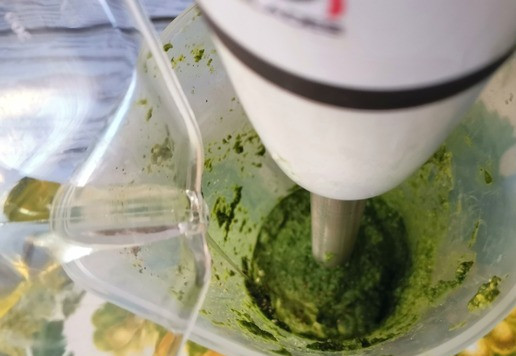 1. Этап. Ореховый соус со шпинатом: В процессе подливать тонкой струйкой растительное масло (без запаха) до нужной Вам консистенции. Мне хватило 75мл.