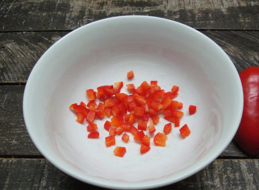 1. Этап. Блинчики с консервированным лососем и рисом: Болгарский перец нарежьте мелким кубиком.