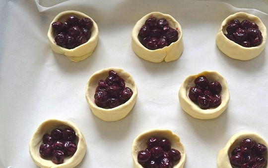 1. Этап. Гнезда из слоеного теста: 7. Наполните гнезда из слоеного теста начинкой.