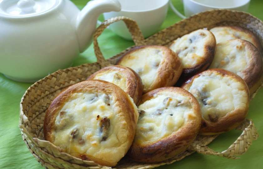 1. Этап. Ватрушки с творогом из дрожжевого теста: Смажьте тесто взбитым яйцом. Разогрейте духовку до 200 градусов. Запекайте до готовности.