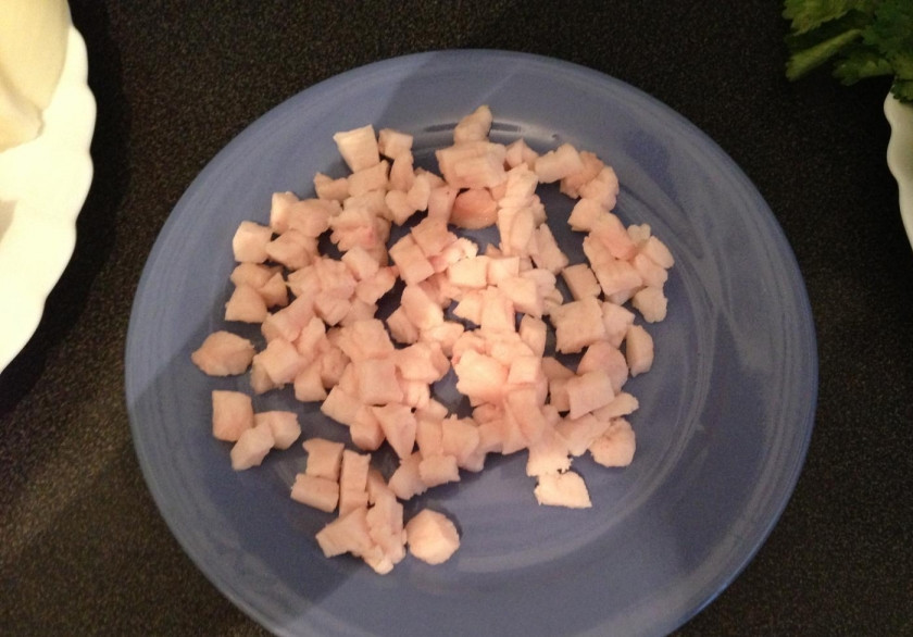 1. Этап. Колбаски из баранины: 1. Лук и мясо пропускаем через мясорубку, чуть солим и перчим. Сало заморозим и нарежем мелкими кубиками.