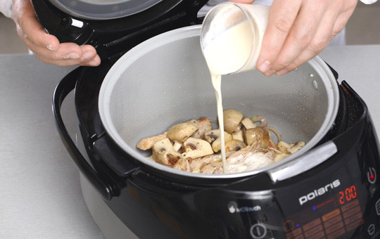 1. Этап. Мясо индейки в мультиварке: 3. После окончания процесса в мультиварку аккуратно ввести чуть подогретые сливки. Все тщательно перемешать. Включить режим Тушение на 30 минут.