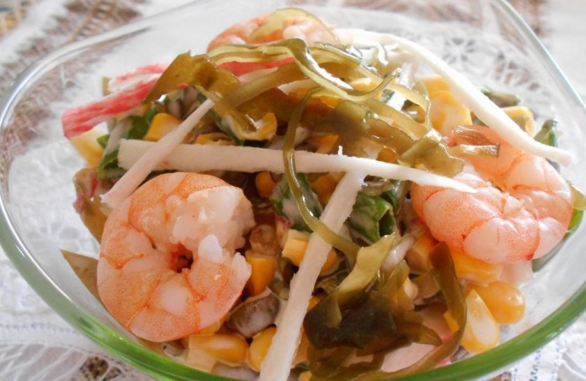 1. Этап. Салат с креветками и морской капустой: Все ингредиенты соедините в салатнице. Перемешайте блюдо с солью, перцем и майонезом. Приятного аппетита!