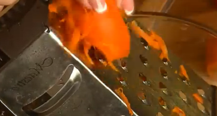 1. Этап. Салат Лисичка: 5. Морковь очистить и также натереть на терке.