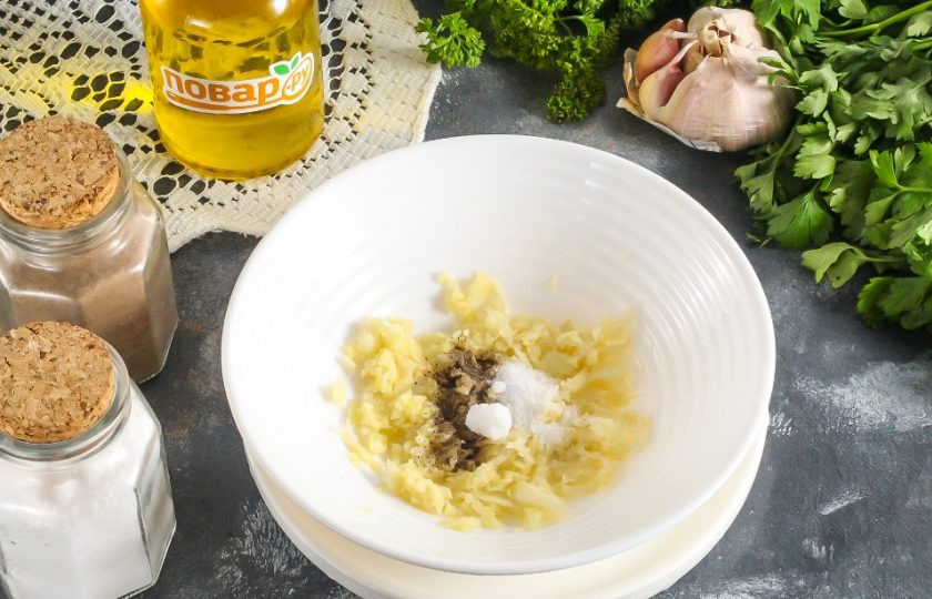 1. Этап. Чесночный соус с уксусом: Всыпьте соль и молотый черный перец. По желанию можно добавить измельченную нарезку свежей зелени: укропа, зеленого лука, петрушки и т.д.