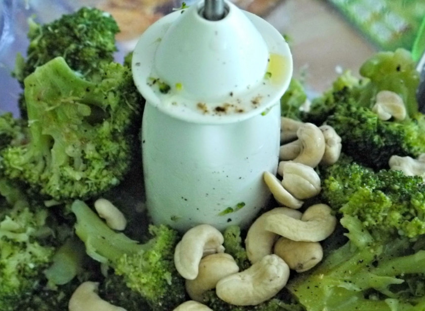 1. Этап. Слоеный пирог с брокколи и грибами: Готовую брокколи измельчите в пюре в блендере вместе с кешью.