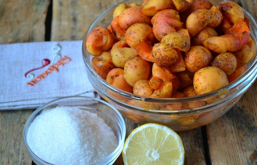 1. Этап. Компот из абрикосов на зиму: Подготовьте все ингредиенты. Абрикосы хорошенько промойте в большом количестве воды, разрежьте и удалите косточки. Вскипятите воду, отправьте в нее абрикосы.