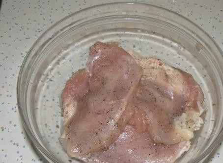 1. Этап. Куриное филе с болгарским перцем: Сложить филе в миску, дать пропитаться.