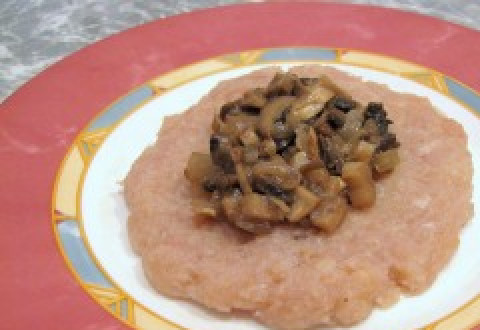 1. Этап. Зразы из индейки с грибами: Из фарша индейки формируем лепешки. В центр кладем начинку.